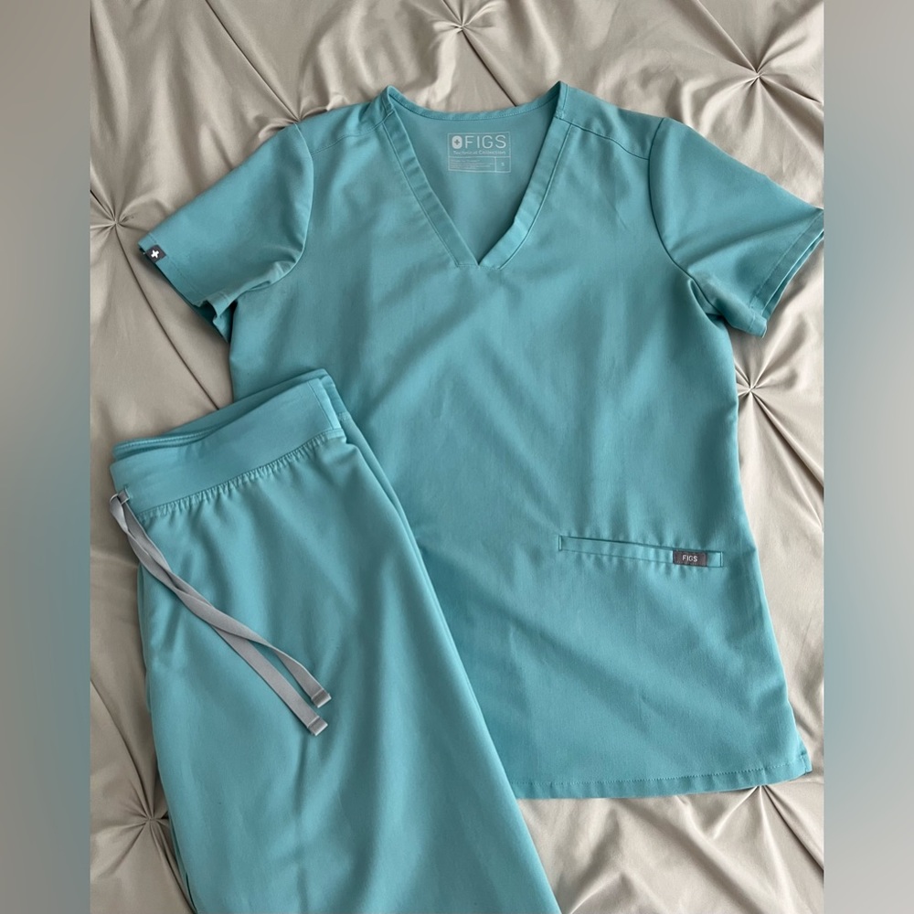 Women’s Figs scrubs set